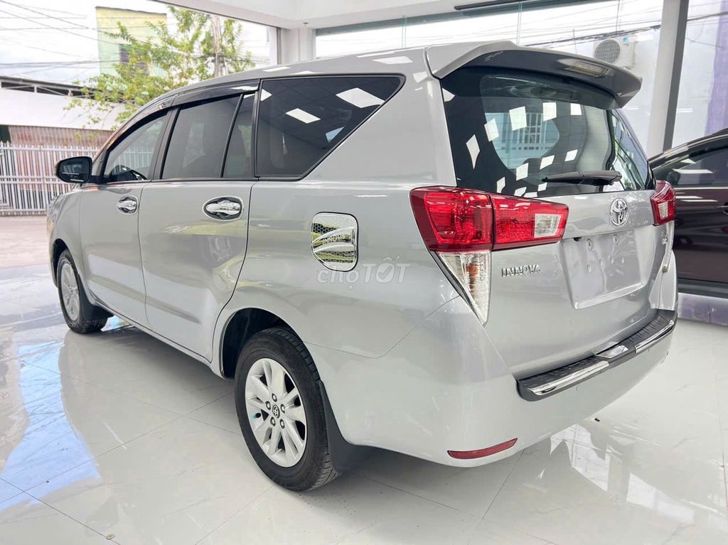TOYOTA INNOVA 2.0E 2018 механика серебристая 7 мест