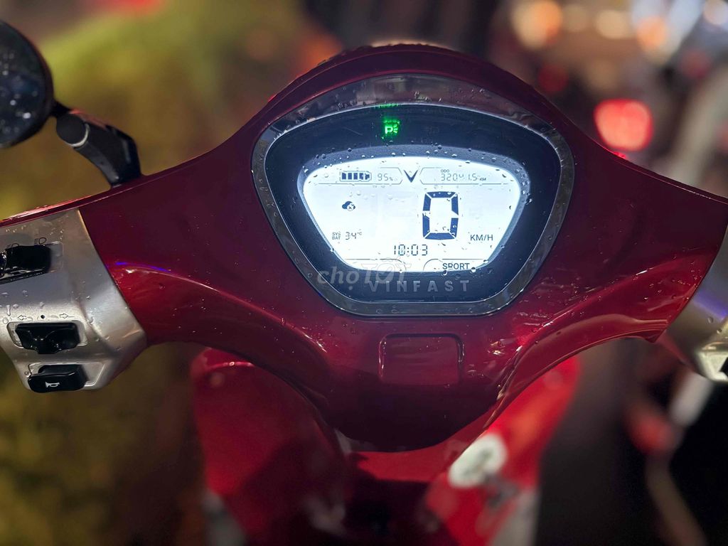 Электрический скутер VinFast EVO 200 красный 2024