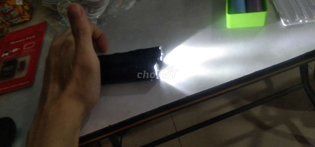 Đèn pin siêu sáng nhựa ABS bền chắc sáng 100m