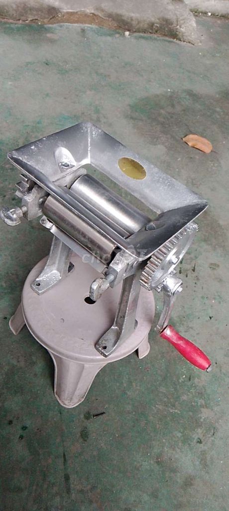 Máy ép khô quay tay Kim loại Bạc. Mua bán Bếp, lò, đồ điện nhà bếp tại Quận 6 Tp Hồ Chí Minh được đăng bởi Ngọc Lực hình 1