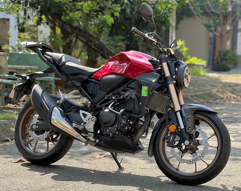 Honda CB300R 2022, красный, черный, 6,200 км, с обменом автомобилей.