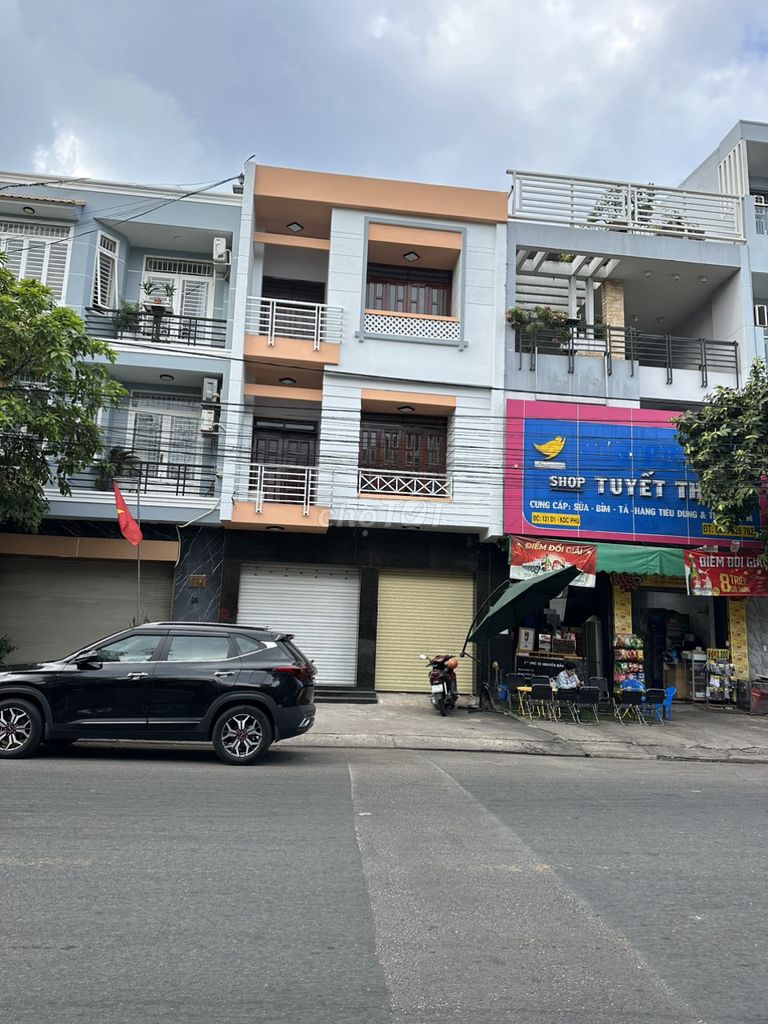 Cho thuê nhà 1 trệt 2 lầu 4 pn 4wc nhà mới mặt tiền D1 Phú Hòa 1