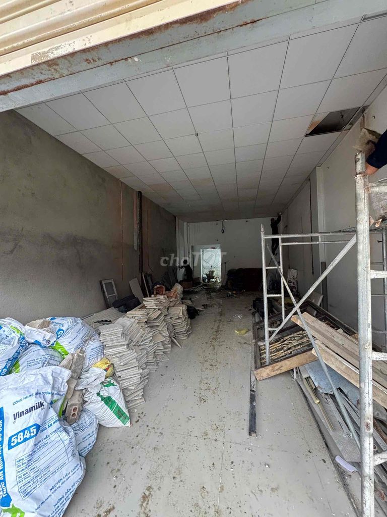 Дом с фасадом в районе Хоа Бинь, подходит для бизнеса