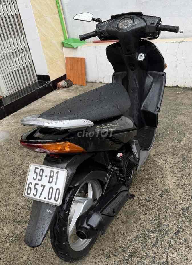 Черный скутер Honda Click