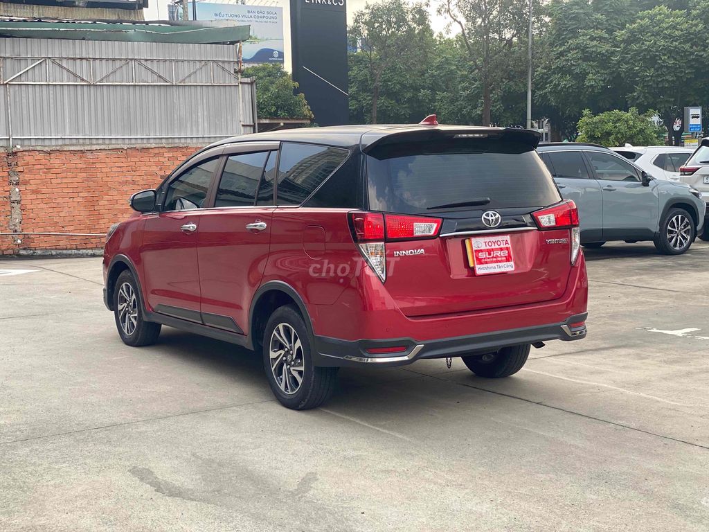Toyota Innova Venturer 2023 Красный 7 мест