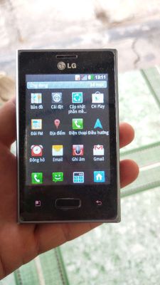 Điện thoại LG e400 còn sử dụng tốt có sạc nha