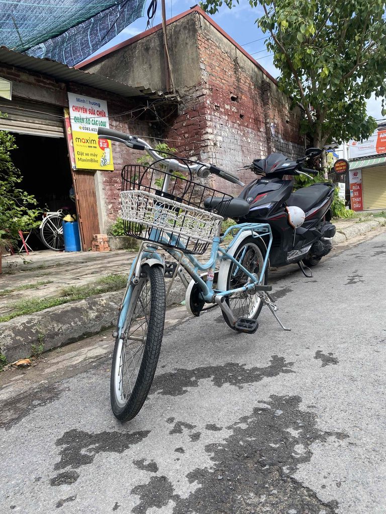 Xe đạp thường màu xanh nhạt