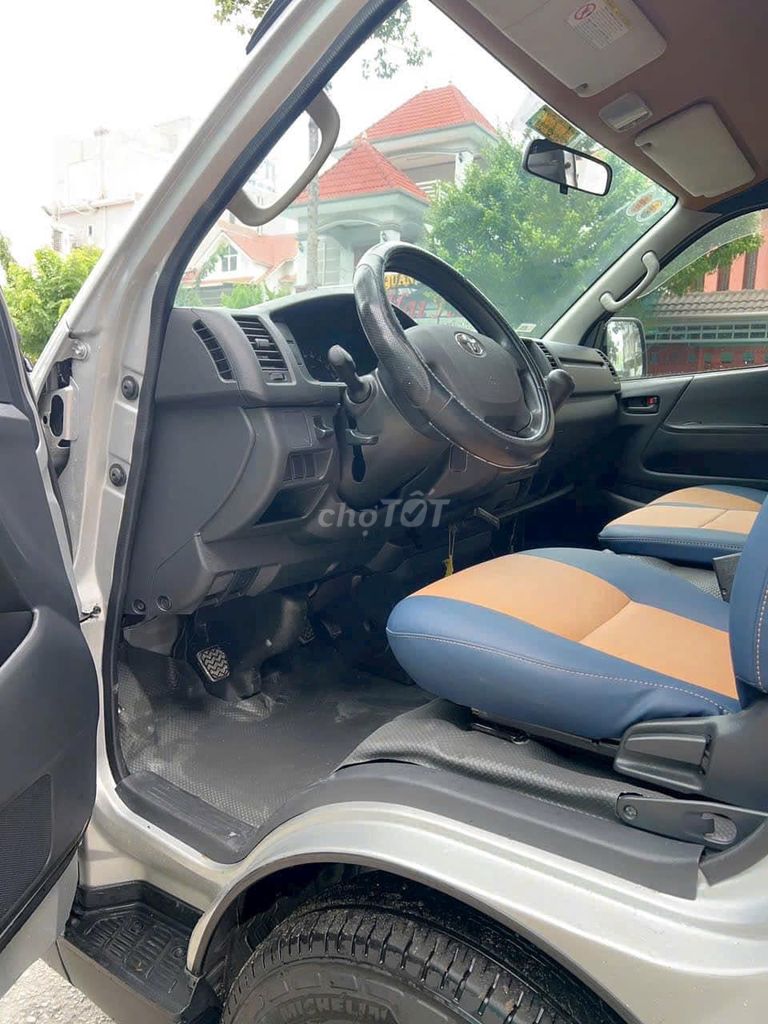 Toyota Hiace 16 chỗ 2017 xám bạc số sàn đẹp. Mua bán Ô tô tại Quận Gò Vấp Tp Hồ Chí Minh được đăng bởi Quang hình 10