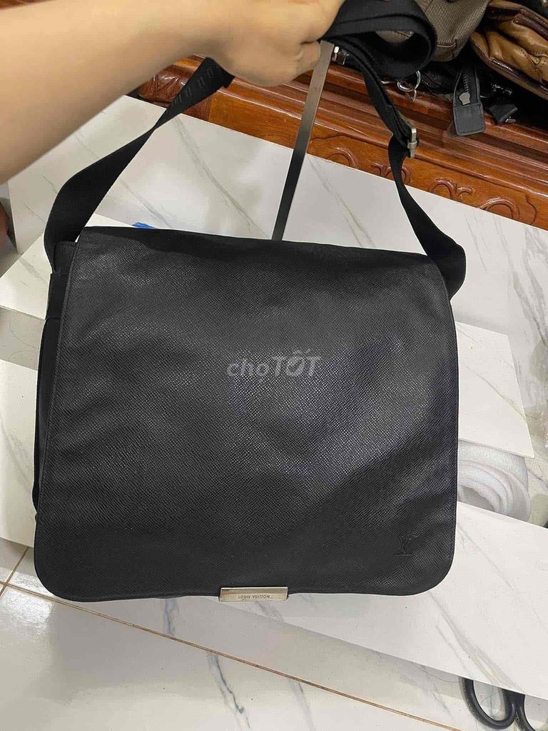 đeo chéo LV size 32x28 chất liệu taiga xịn sò