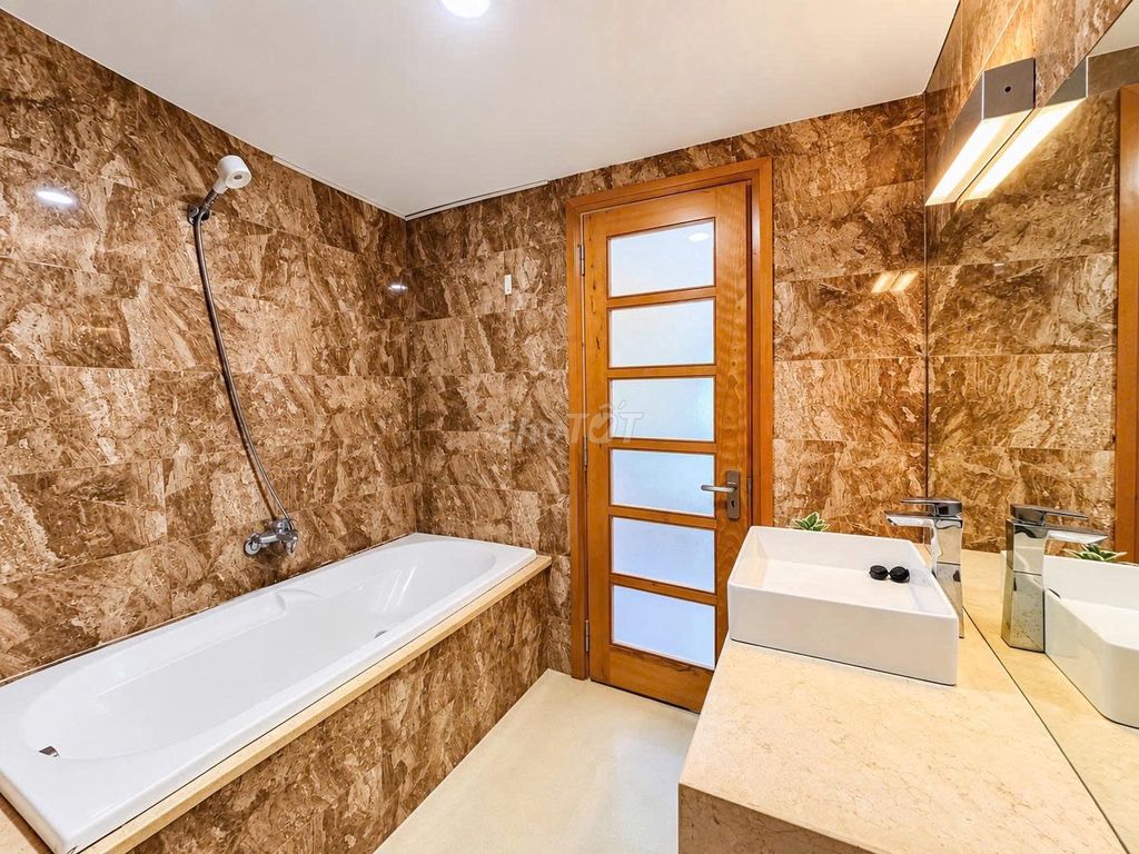 Studio with a large bathtub near My Khe beach — photo 9