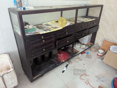Tủ trưng bày và bàn gỗ cần bán. Mua bán Tủ, kệ gia đình tại Quận Bình Tân Tp Hồ Chí Minh được đăng bởi VŨ VĂN CÔNG