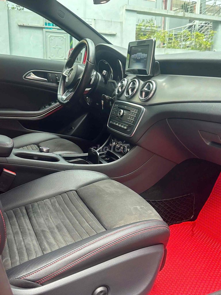 Mercedes Benz GLA250 AMG 4Matic sx 2016 màu đỏ. Mua bán Ô tô tại Quận Cầu Giấy Hà Nội được đăng bởi Cao Quý hình 16
