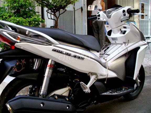 Chính chủ bán xe air blade 2011 trắng ngọc trai. Mua bán Xe máy tại Quận Hai Bà Trưng Hà Nội được đăng bởi Le Tam hình 1