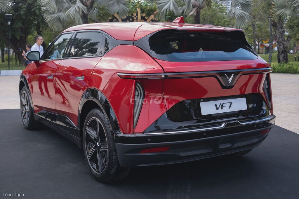 Электрический кроссовер VinFast VF7, красный