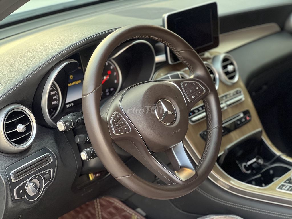 Mercedes GLC250 4Matic 2018 trắng/nâu