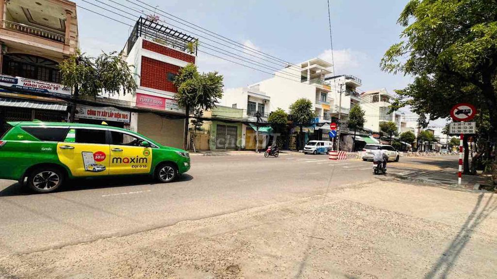 Продажа дома 4 класса Bae Van Dan Phuoc Long Street в Нячанге, частная собственность рядом с рынком