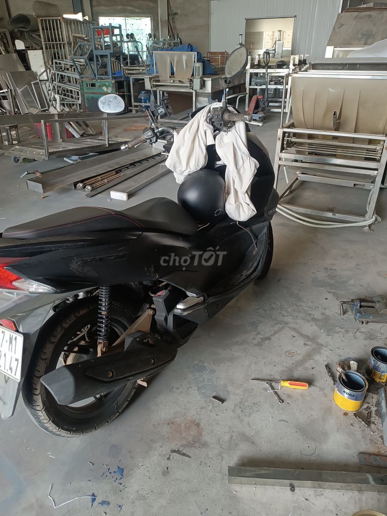 Xe máy Honda PCX 2017 màu đen nhám. Mua bán Xe máy tại Huyện Bình Chánh Tp Hồ Chí Minh được đăng bởi A Dũng hình 1