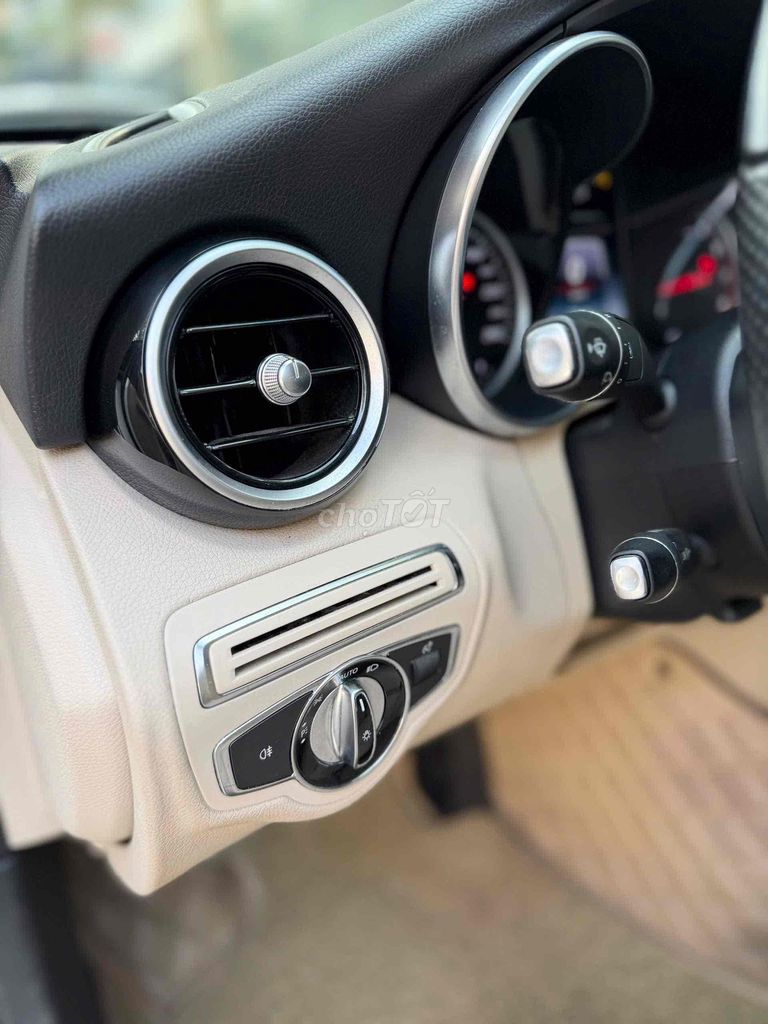 Mercedes-Benz C-Class Trắng Kem - Bản Full. Mua bán Ô tô tại Thành phố Buôn Ma Thuột Đắk Lắk được đăng bởi Hoàng Quang hình 4