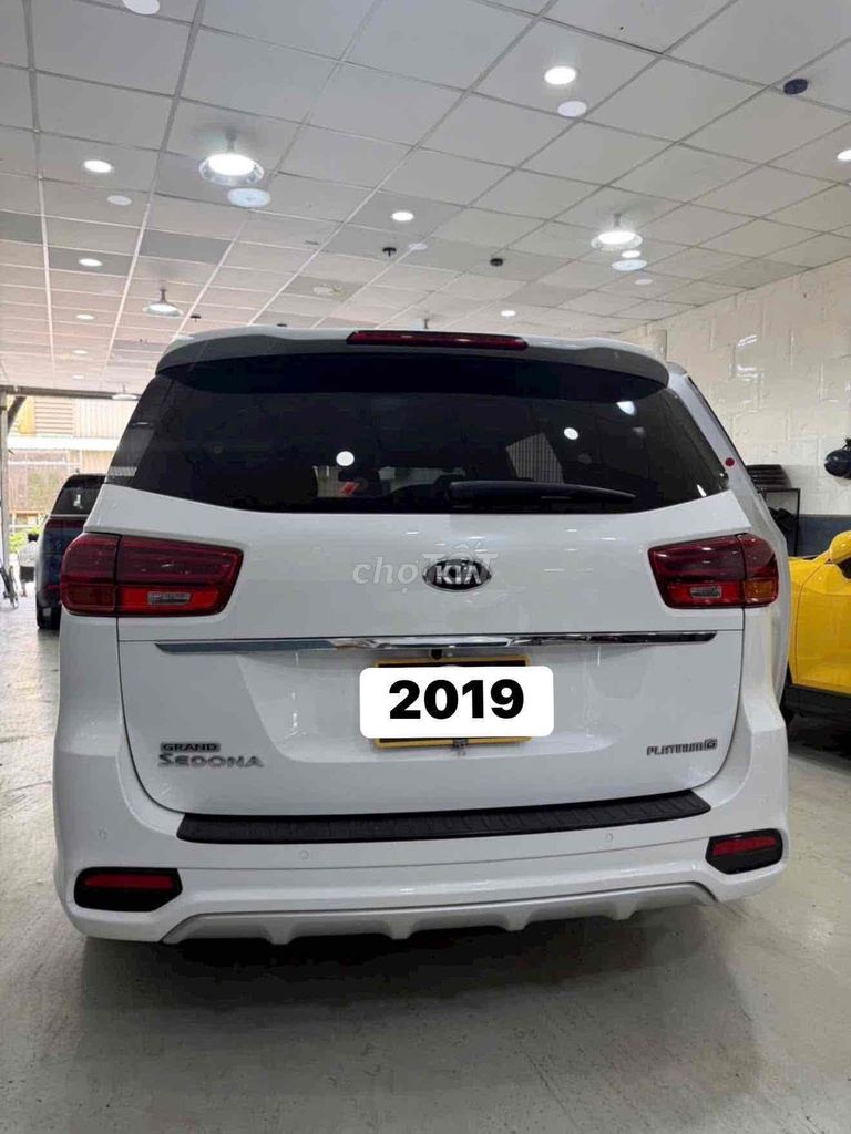 Kia Sedona Platinum G 2019 белый 80000 км