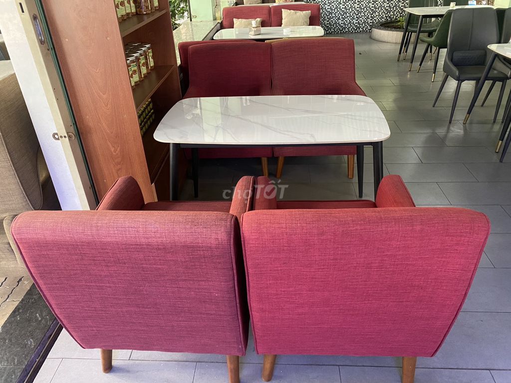 Ghế sofa cafe nệm bọc vải màu đỏ chân gỗ chống ẩm