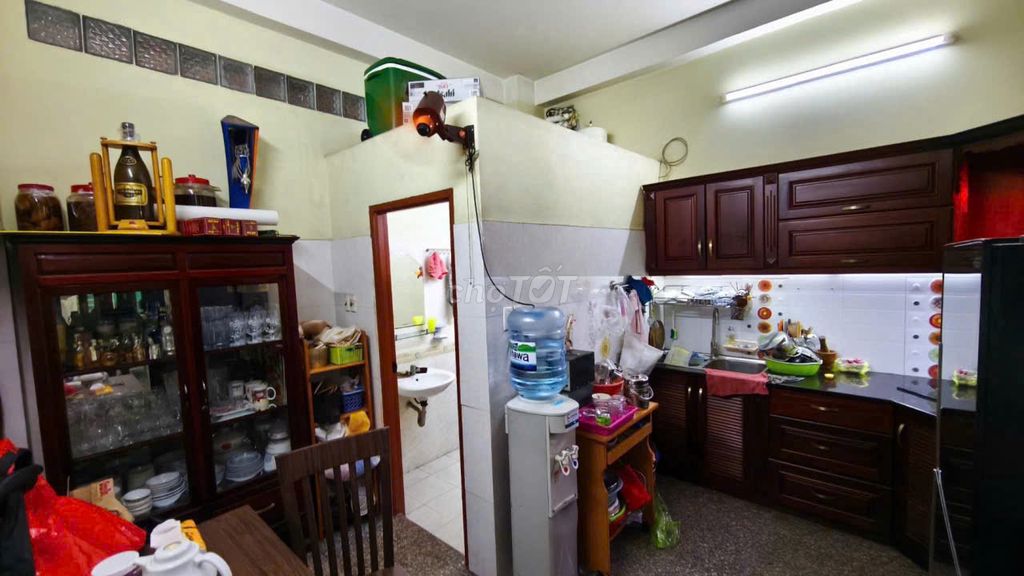 Свободный дом на улице Тхоай Нгок Хау, площадь 4х30м, дорога 8м