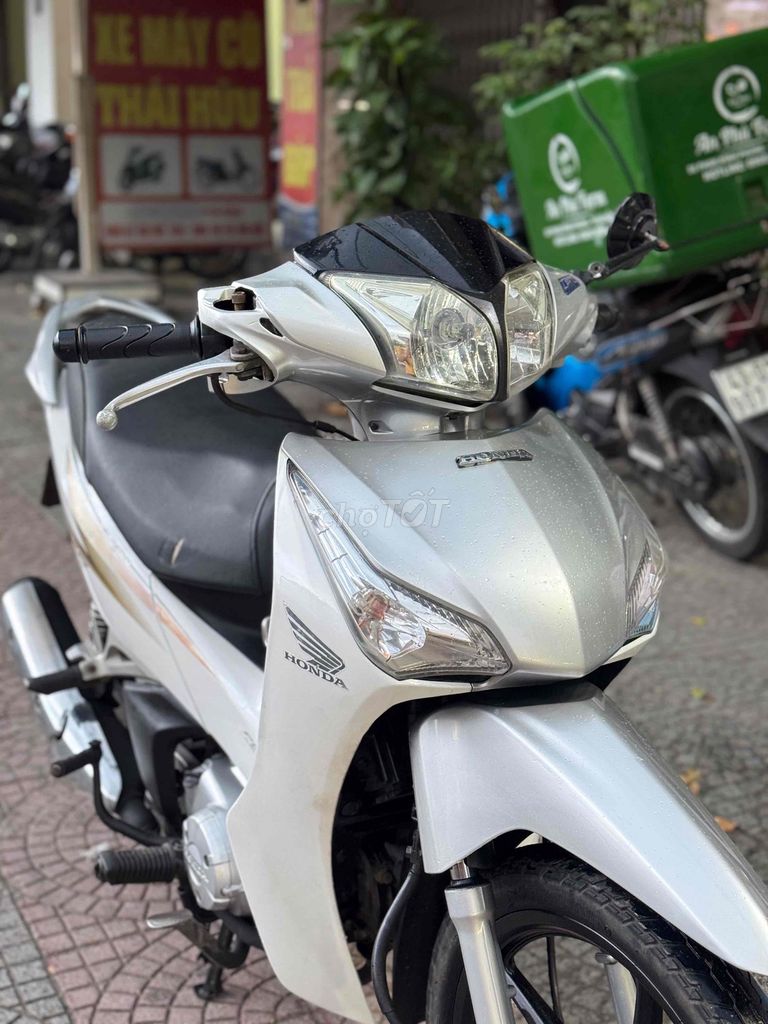 Honda Future 125 FI Белый серебристый