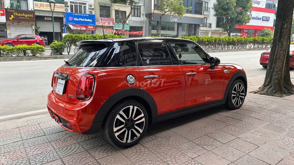 Mini Cooper S 5 дверей 2019 красный 28 000 км
