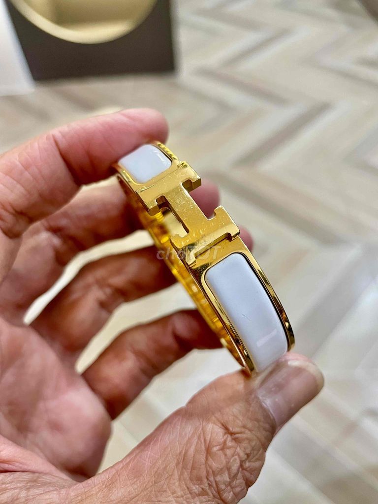 Hermes Vòng tay Kim loại Vàng Trắng Unisex. Mua bán Phụ kiện thời trang khác tại Quận Bình Thuỷ Cần Thơ được đăng bởi  Bull hình 1