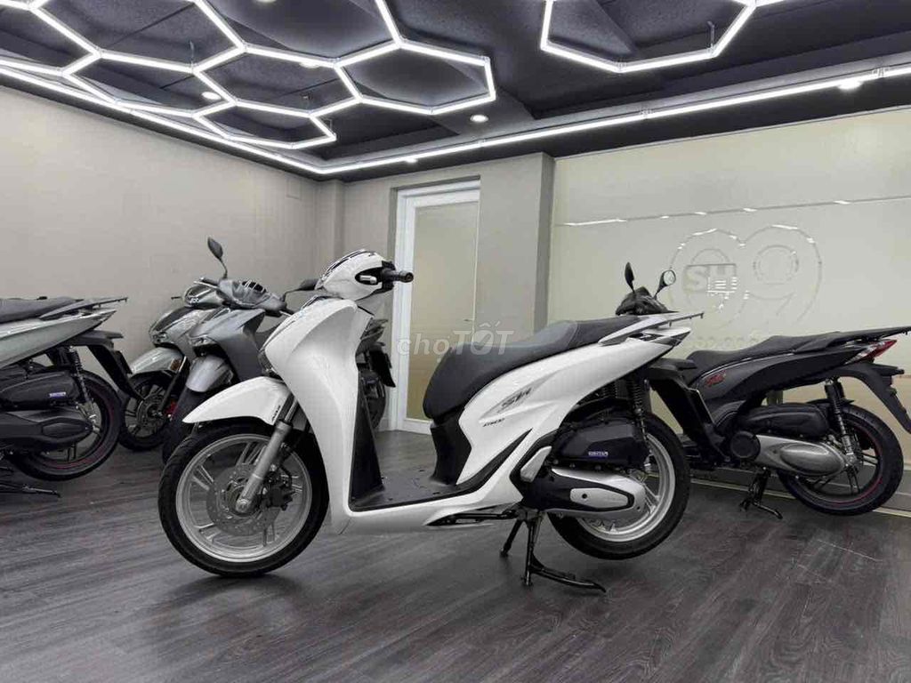 Honda SH 150 ABS 2021 бело-серо-черный, номера Хошимина, от собственника
