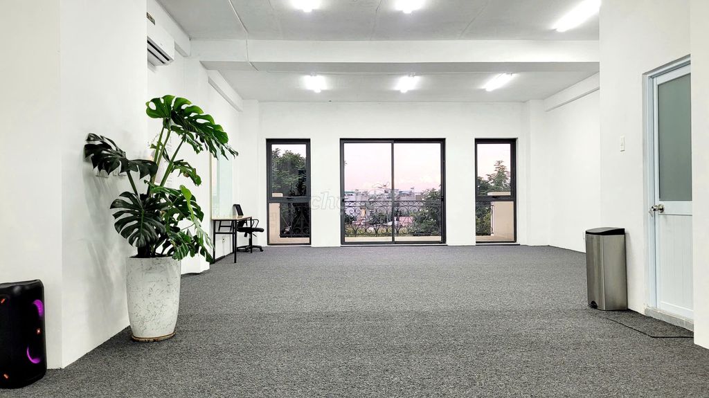 Văn phòng 80m2 sẵn nội thất, có hầm xe tại hầm xe ở Vạn Phúc. Giá 12tr