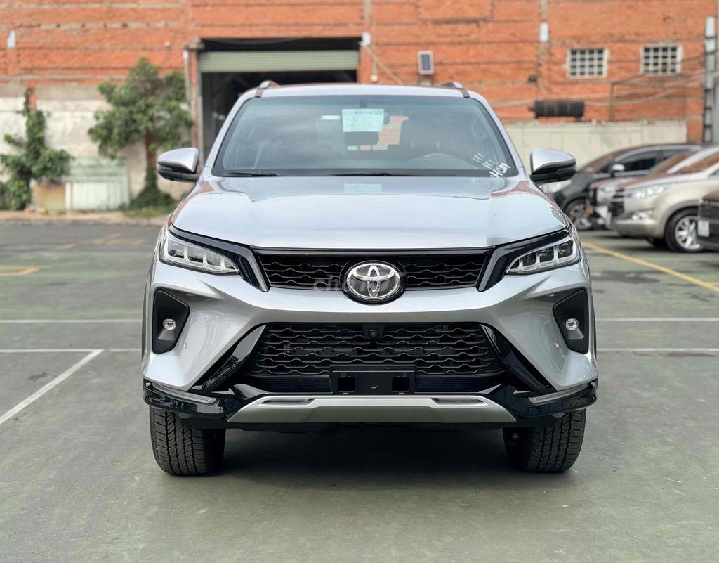 Toyota Fortuner 2.7 AT 4x2 - Mẫu Mới - Giao Ngay