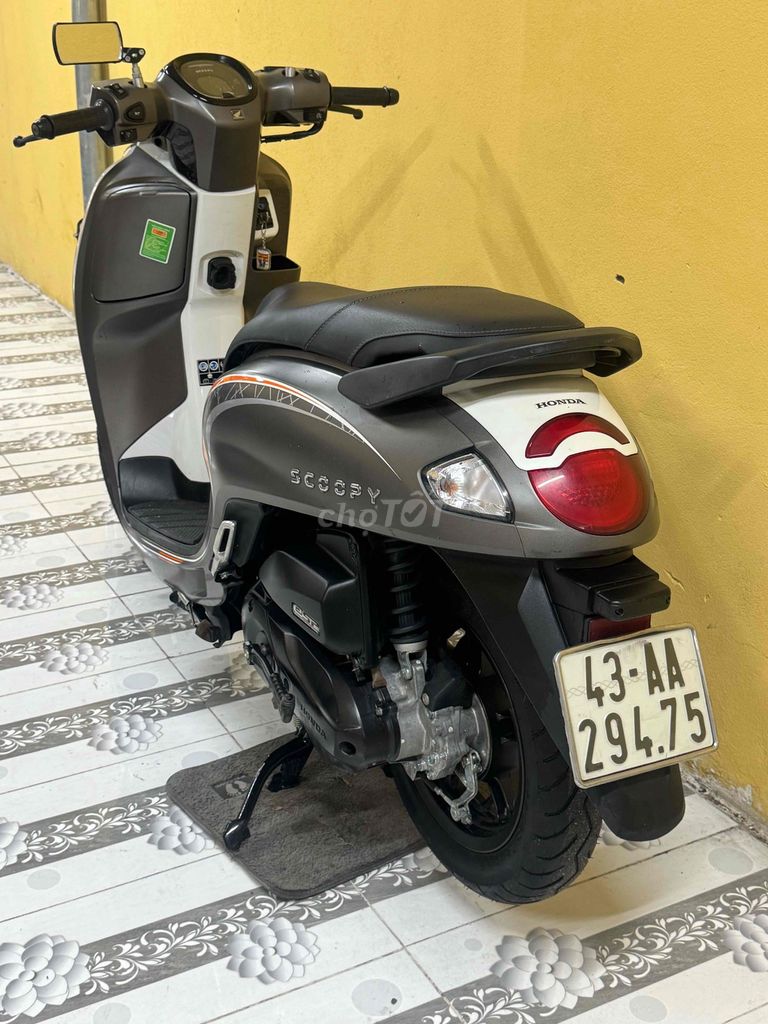 Scoopy 2025 Серо-белый супер новый 43AA-294.75