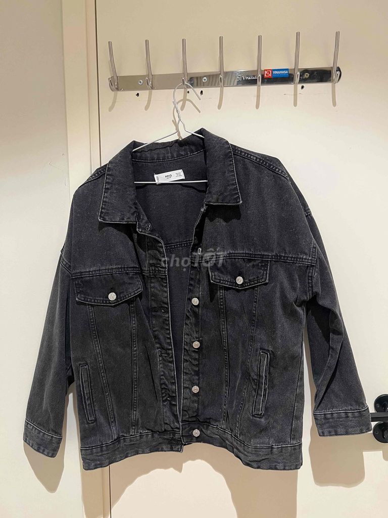 Áo khoác denim Mango Nữ Đen. Mua bán Quần áo tại Huyện Văn Giang Hưng Yên được đăng bởi Linh Lê hình 1