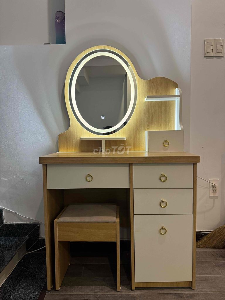 Bàn trang điểm gỗ lõi xanh có đèn. Mua bán Bàn ghế tại Quận Ngũ Hành Sơn Đà Nẵng được đăng bởi Nguyễn Quốc Huy hình 1
