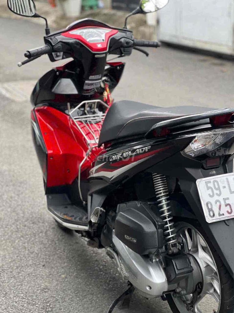 Honda Airblade Fi красно-чёрный скутер