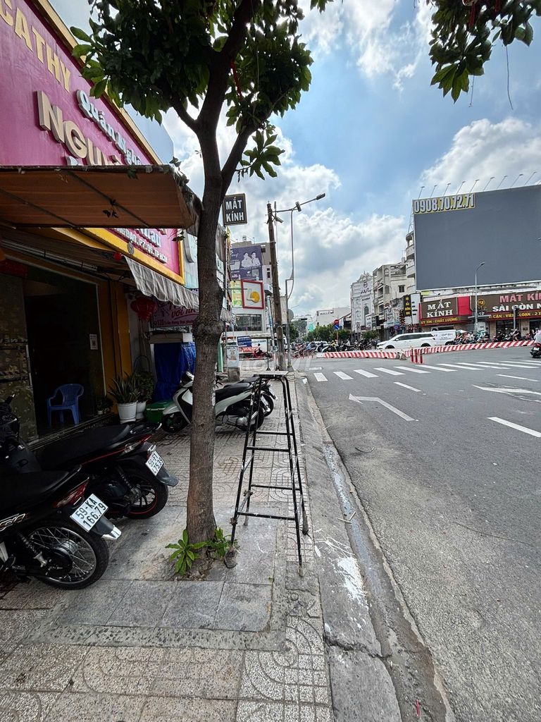 Фасад Tran Hung Dao (Nguyen Tri Phuong) P7, District 5 HCMC. 5x20 этаж + этаж выше