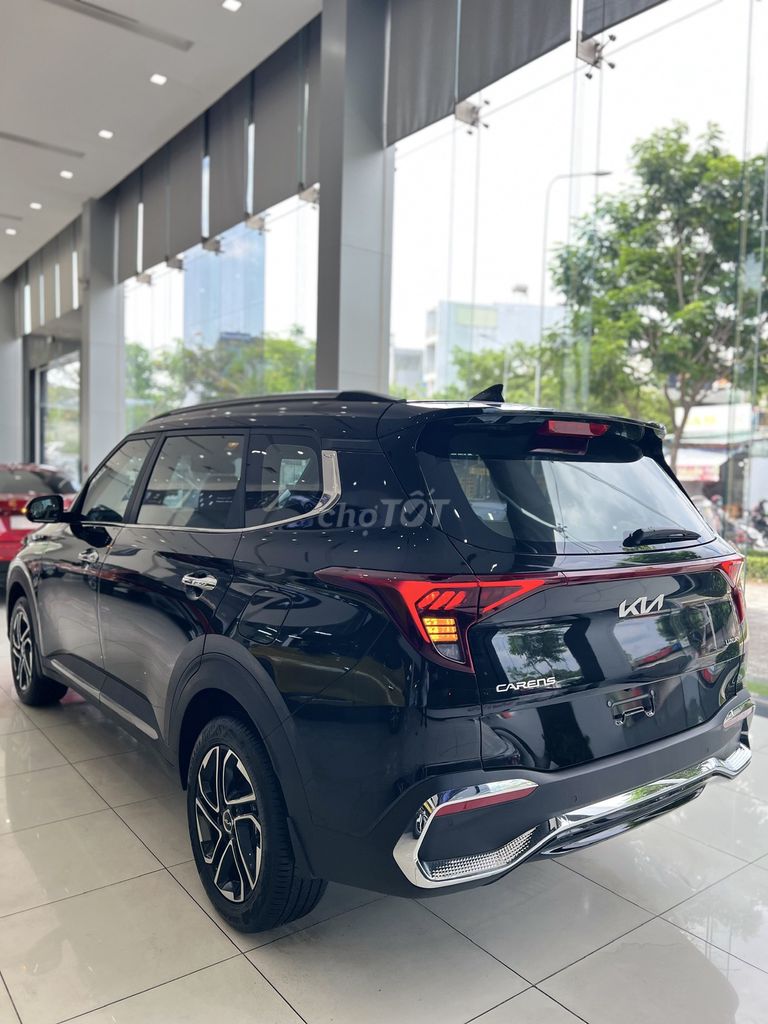 Роскошный вариатор KIA Carens объемом 1,5 л, 7-местный, черный