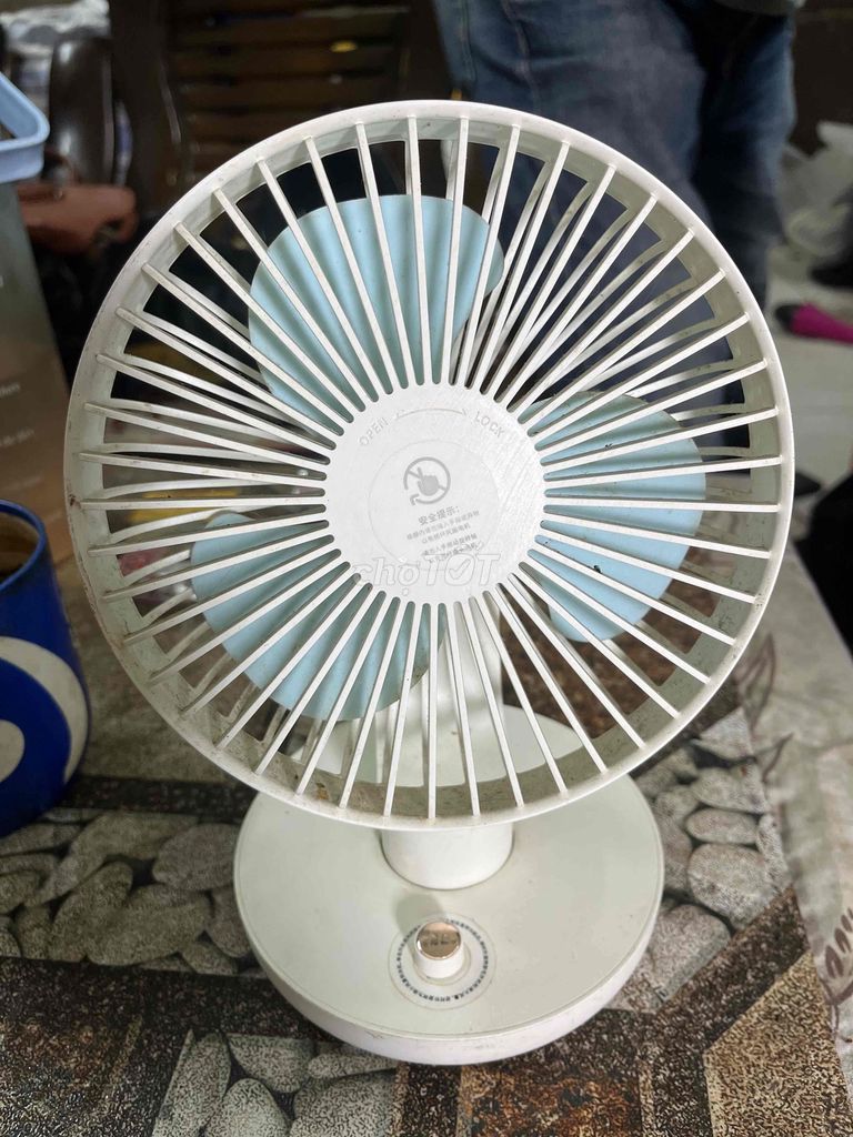 Quạt mini để bàn Trắng Nhựa Nhỏ gọn. Mua bán Quạt tại Quận Hoàng Mai Hà Nội được đăng bởi Kairiyeudau hình 1