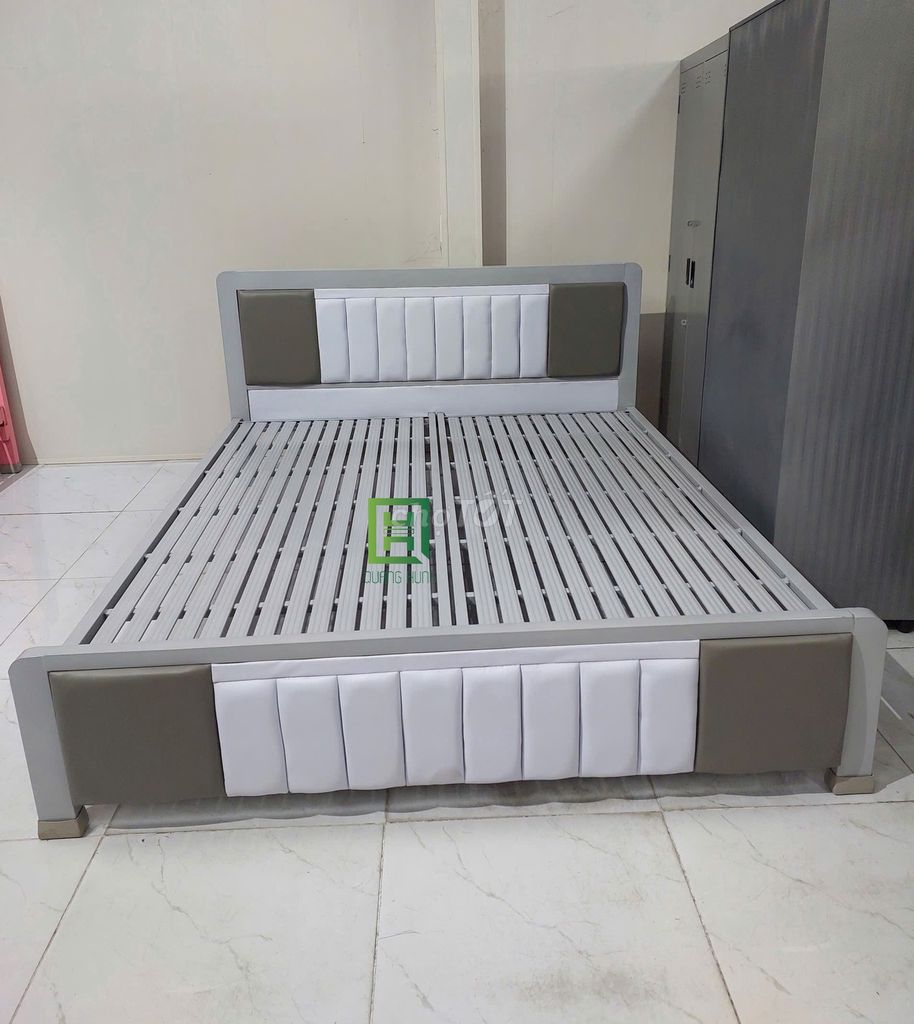 Giường sắt Quang Hùng 1m x 2m Xám Trắng. Mua bán Giường, chăn ga gối nệm tại Huyện Cần Giuộc Long An được đăng bởi Nội Thất Quang Hùng TD hình 1