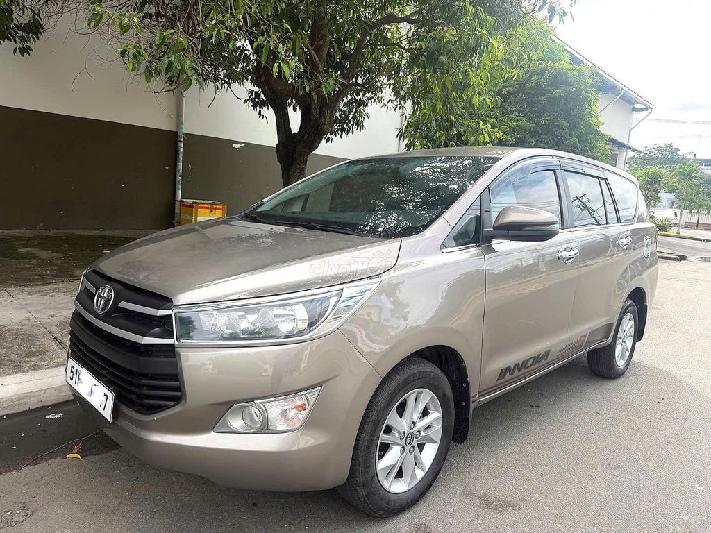 Toyota INNOVA 2019E Số sàn Nâu đồng xe Gia Đình đi