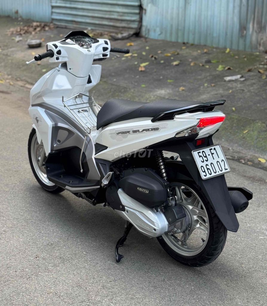 Honda Air Blade 125 moden 2018 Trắng khoá smkey. Mua bán Xe máy tại Quận Gò Vấp Tp Hồ Chí Minh được đăng bởi CHXM 86 chuyên bán xe trả góp hình 7