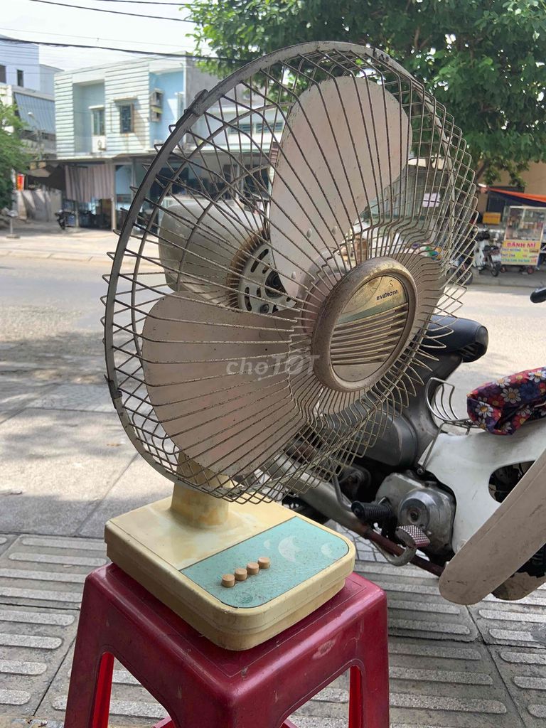 Quạt điện Everota Trắng kem. Mua bán Quạt tại Quận Sơn Trà Đà Nẵng được đăng bởi Nguyen van Chinh hình 1