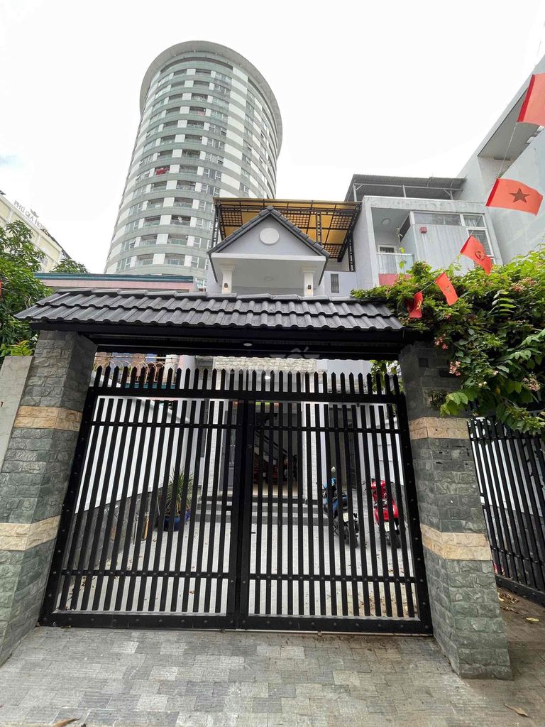 Cho thuê nhà phố 1387 Huỳnh tấn phát . Giá :30 tr . oto tận nơi