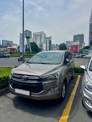 Toyota Innova 2.0E Số sàn Nâu vàng