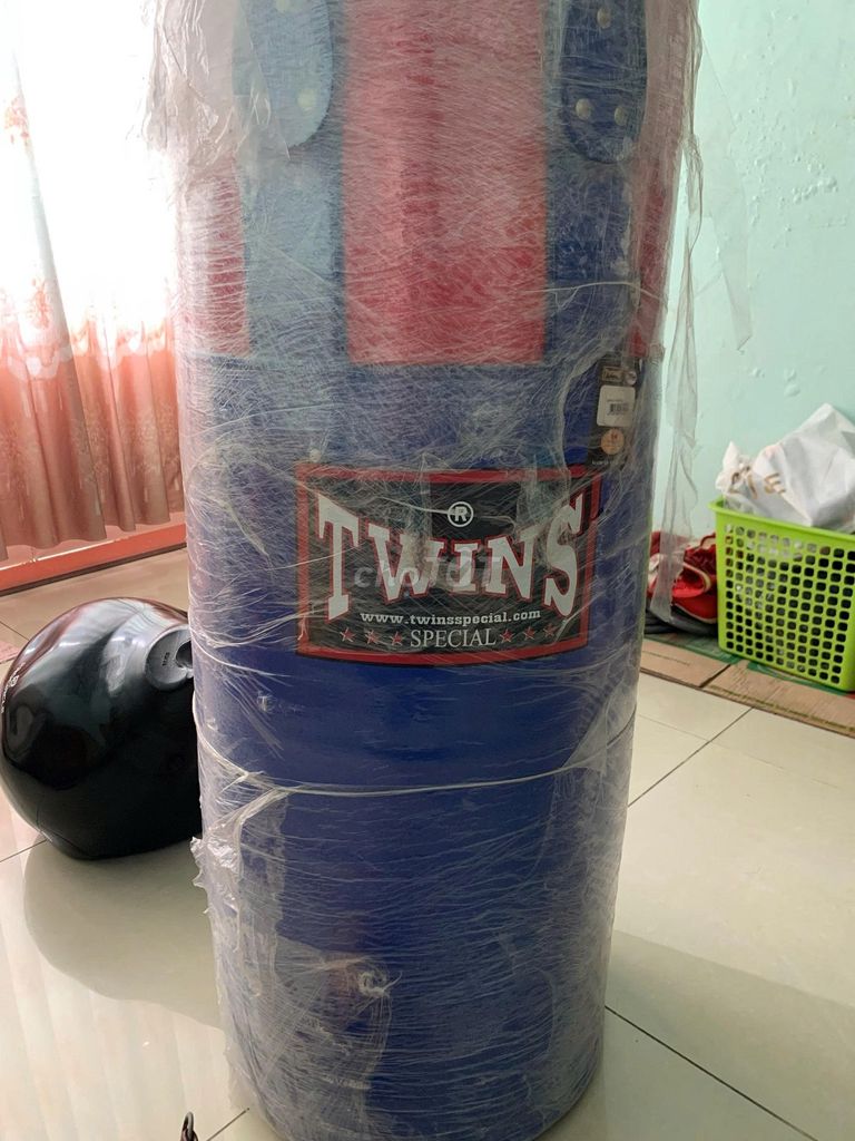 Bao đấm bốc Twins Special Da tổng hợp Đỏ. Mua bán Đồ thể thao, Dã ngoại tại Quận 11 Tp Hồ Chí Minh được đăng bởi Lê trung Hieus hình 1