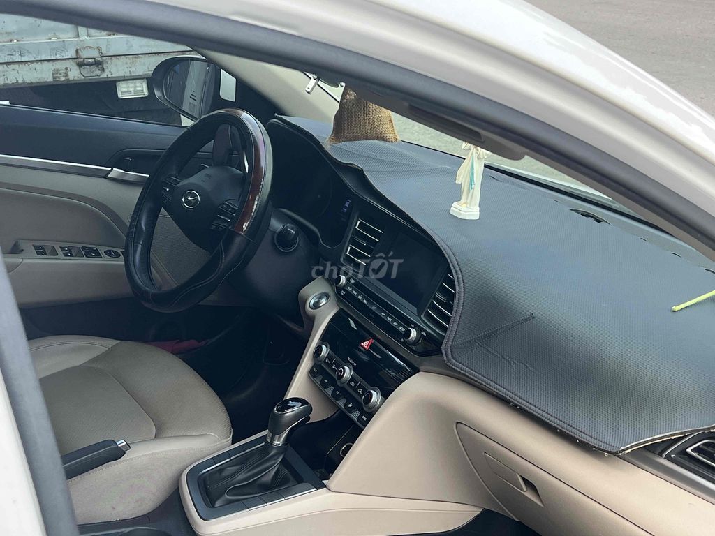 HUYNDAI ELANTRA Trắng 2019 mới odo hơn 6 vạn km. Mua bán Ô tô tại Quận 1 Tp Hồ Chí Minh được đăng bởi Nguyên hình 7