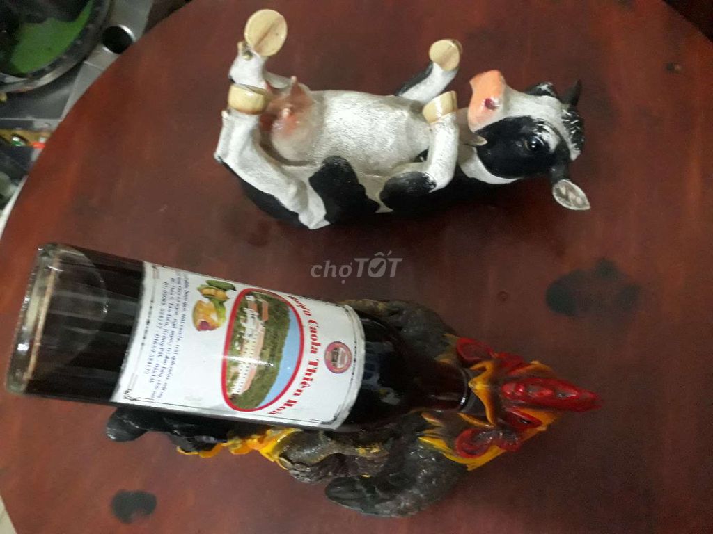 Con bò sữa và con gà ôm chai rượu. Mua bán Cây cảnh, đồ trang trí tại Quận 1 Tp Hồ Chí Minh được đăng bởi chi nguyen hình 1