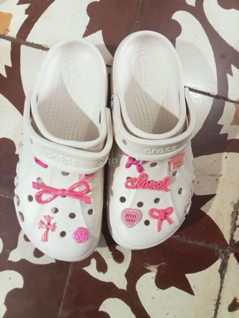Dép sục Crocs Nữ Trắng  Mới 100%. Mua bán Giày dép tại Quận Thanh Xuân Hà Nội được đăng bởi Hoa hình 1