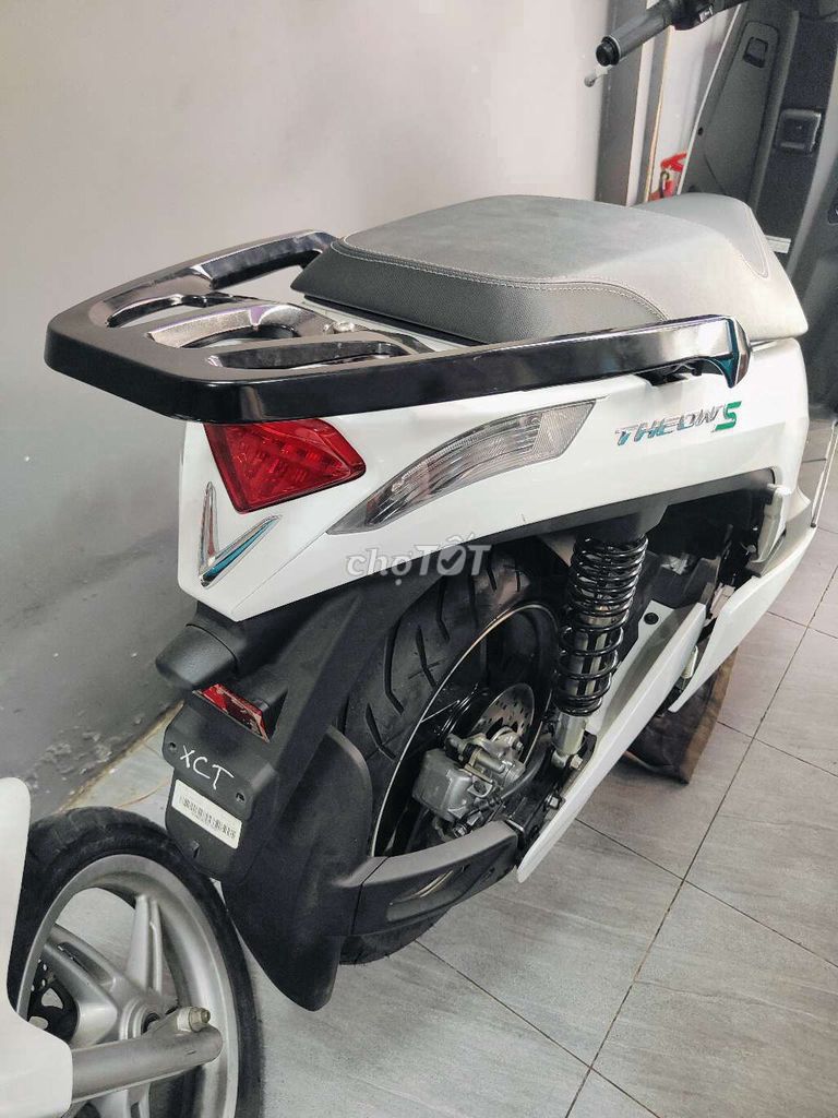 Белый электрический скутер VinFast Theon S 2025 130 км