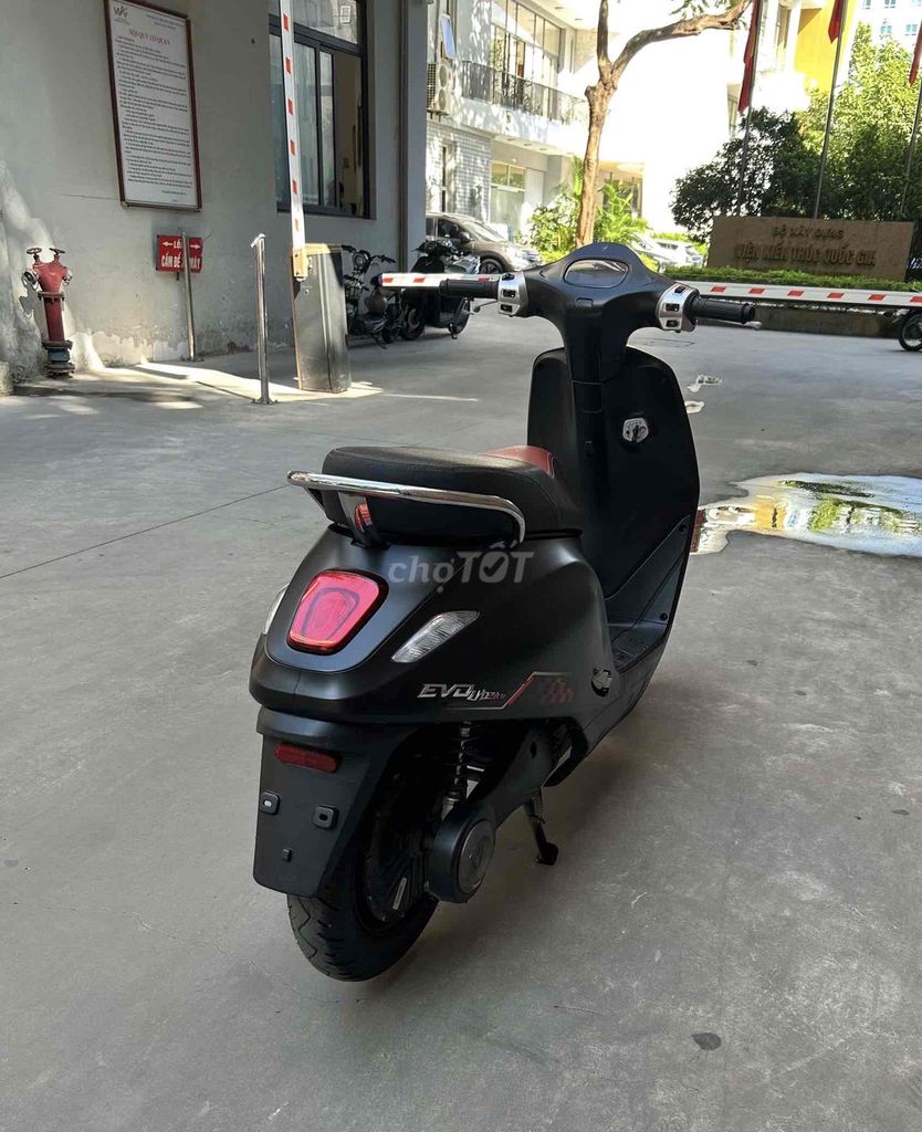 Черный электрический скутер VinFast Evo Lite Neo